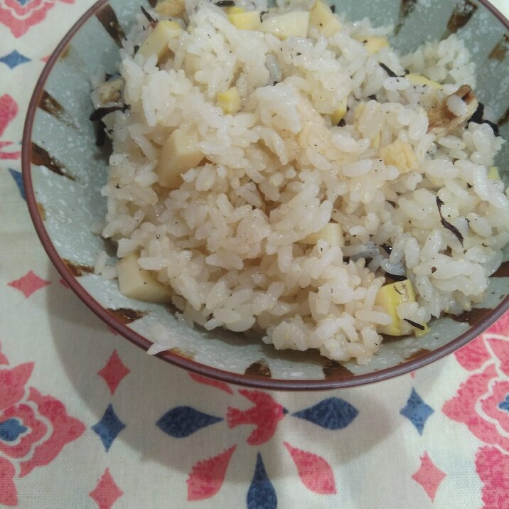 調味料は2種類だけ 簡単炊き込みご飯 レシピ 作り方 By ちょこだいふく 楽天レシピ 調味料は2種類だけ 簡単炊き込みご飯 レシピ 作り方 By ちょこだいふく 楽天レシピ